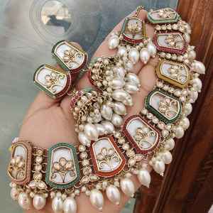 Conjunto de collar de gargantilla de latón perla elegante de último diseño de tendencia con pendientes y Maang Tikka para bodas y ocasiones festivas - Product Image 5