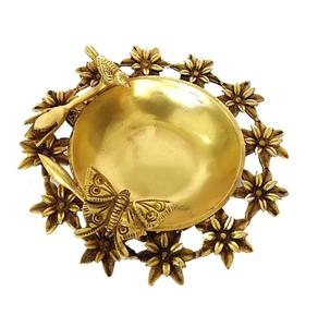 Bol décoratif rond Urli en laiton traditionnel fabriqué à la main avec motif de fleurs pour bureau à domicile pour décor de mariage Diwali. - Product Image 1