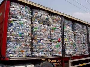 Déchets de bouteilles PET de haute qualité et flocons nettoyés en plastique recyclé pour l'application de fibres - Product Image 2