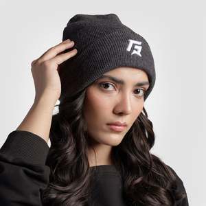 Gorro Ajustado Gris Oscuro de Tejido Cálido con Decoración de Logotipo Personalizable - Product Image 1