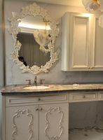 Meuble de salle de bain antique français en bois massif sculpté avec comptoir en marbre et miroir décoratif à fleurs