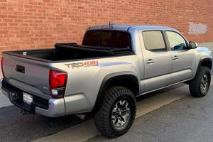 Toyota Tacoma TRD Off-Road Doble Cabina 4x4 Premium Usada de 2019 ~36,700 Millas - Product Image 3