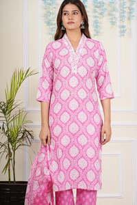 Ensemble Kurta droit en coton imprimé floral rose pour femmes avec col en V et manches 3/4, stylé avec un pantalon imprimé et un dupatta - Product Image 3