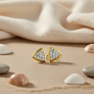 Boucles d'oreilles clous triangulaires tendance plaquées rhodium avec CZ blanc pour la mode féminine - Product Image 1