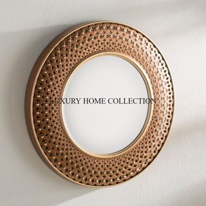 Elegante Marco de espejo de pared de diseño antiguo de madera con patrones de filigrana hechos a mano y encanto Vintage para una decoración sofisticada - Product Image 5