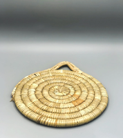 Ensemble de quatre sets de table marocains faits à la main, style bohème, en feuilles de palmier, avec pompons, parfait pour la décoration intérieure et la protection de table, toutes saisons