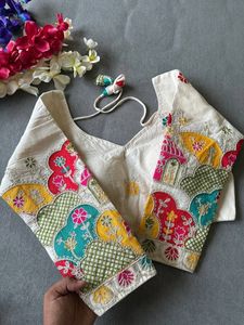 Collection Premium Look élégant Nouvelle variété Khadi Coton avec chemisier brodé au point de chaîne au taux le plus bas - Product Image 4