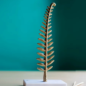 Sculpture de table en laiton tendance en forme de feuille pour table basse, bibliothèque, entrée, console, accent décoratif élégant pour les intérieurs modernes - Product Image 1