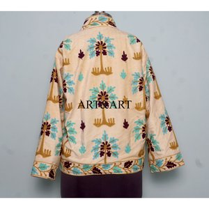 Chaqueta Acolchada Suzani Bordada a Mano de Terciopelo para Mujer, Diseño Floral para Exteriores, 100% Algodón, Tejido Ecológico - Product Image 5