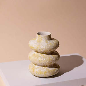 Jarrón de Cerámica Minimalista Beige de Tres Anillos, Hecho a Mano, Pequeño, de Porcelana, Decoración de Mesa para Interiores, Uso Doméstico, Moderno, de Bajo Mantenimiento - Product Image 1