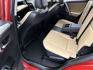 Toyota RAV4 XLE AWD 2017, intérieur en cuir foncé, moteur turbo 4L, taille des pneus 16\" R16, boîte de vitesses automatique, caméra arrière, côté gauche - Product Image 6