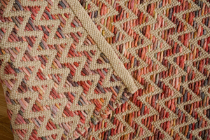 Tapis de coton en laine chevron multicolore fait à la main texturé doux pour une décoration bohème vibrante - Product Image 4