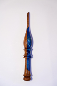 Crochet en bois et résine design |   Aiguille à crocheter ergonomique artisanale avec manche en résine polie pour le tricot - Product Image 2