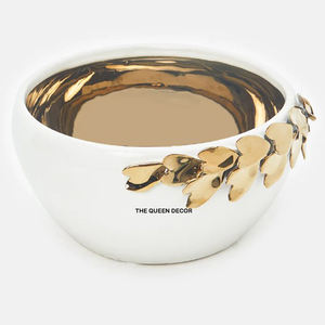 Bol rond de couleur blanche, fourni avec des fleurs et des feuilles en métal plaqué or de qualité supérieure, design martelé - Product Image 1