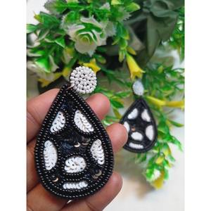 Boucles d'oreilles perlées de style ethnique à la demande Bijoux pendants faits à la main pour des looks traditionnels et modernes disponibles à la vente - Product Image 2