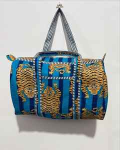 Sac de voyage à bandoulière matelassé en coton avec deux poignées Floral Kantha Design Open Closure Shopping Bag - Product Image 2