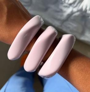 Modernos Brazaletes de Resina Hechos a Mano, Resistentes al Agua, con Logotipo Personalizado para Damas - Elegante Regalo Empresarial, Joyería para Exhibición en Tiendas en Línea y Boutiques - Product Image 3