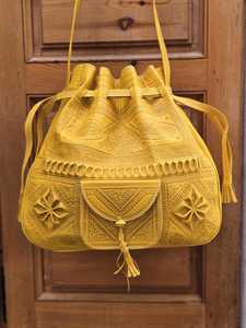 Bolso de Hombro Retro Bohemio de Cuero Genuino Repujado con Correa Única y Cordón Ajustable para Mujer - Product Image 3
