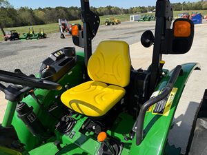 Tractor utilitario Johnn Deere 5065E, 4x4, motor diésel de 65 HP, toma de fuerza 540, enganche de 3 puntos, barra antivuelco de 2 postes, 3x9 a la venta - Product Image 3