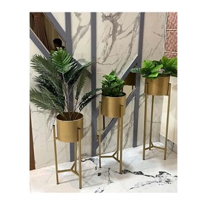 Soporte de flores de hierro de colección Vintage, tamaño personalizado, diseño único, maceta para interiores, acabado dorado para decoraciones laterales del hogar - Product Image 1