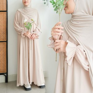 ByMeldev Alayaa Modest Pleats Button Dress ทรงตรงพร้อมเส้นเอวธรรมชาติ - Product Image 3