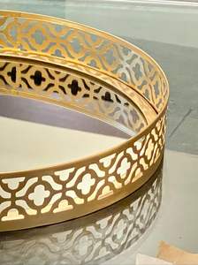 Bandeja decorativa de color dorado hecha de vidrio y metal de alta calidad - Product Image 4