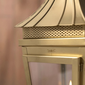 Portavelas de madera de latón antiguo, diseño hecho a mano, farol colgante de suelo único para decoraciones navideñas para el hogar, incluye vela - Product Image 6