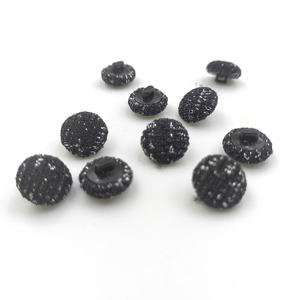 Boutons recouverts de tissu de luxe 18L à rayures noires et blanches avec motif de champignon en résine écologique Caractéristiques écologiques - Product Image 3