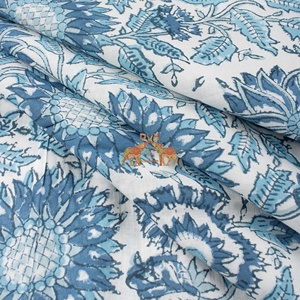 Tela de algodón suave y transpirable con estampado floral hecho a mano para ropa infantil y femenina - Product Image 2
