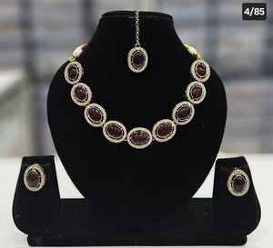 Nouvelles Boucles d'Oreilles de Mariage Exclusives de Créateur, Plaqué Or Antique, Forme Ovale Lourde, Ornées de Perles d'Imitation Kundan - Product Image 2