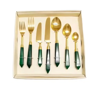 ชุดเครื่องใช้บนโต๊ะอาหารสำหรับโต๊ะงานแต่งงานเครื่องใช้บนโต๊ะอาหารทำจากโลหะพร้อมด้ามจับทำจากเรซินสีเขียวชุดช้อนส้อมชุบทอง - Product Image 1