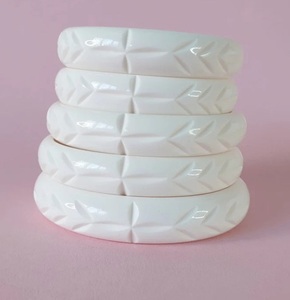 Bracelet en résine traditionnel de qualité supérieure, fleur sculptée, élégant, fait à la main, imperméable, accessoire de mode mignon, couleurs personnalisées, événements festifs - Product Image 1