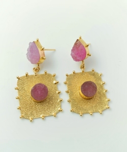 Pendientes colgantes chapados en oro 18K hechos a mano con diseño geométrico texturizado de piedras Druzy rosadas crudas, joyería llamativa para mujer - Product Image 2