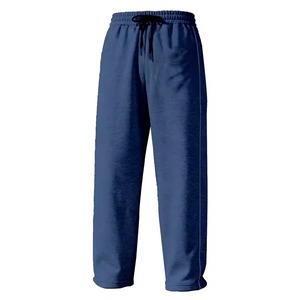 Una versión moderna del Jogger clásico, estos pantalones de chándal ofrecen un aspecto elegante y ajustado, perfecto para salidas informales o entrenamientos ligeros - Product Image 3