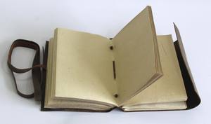 Agenda en cuir de buffle de luxe personnalisé pour entreprise, design en relief en forme de cœur, avec des cordons en cuir, reliure cousue, papier non ligné - Product Image 5