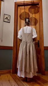 <span class=keywords><strong>Tablier</strong></span> chasuble vichy fait main avec larges bretelles et deux poches avant pratiques Style Cottagecore à carreaux d'inspiration vintage - Product Image 5