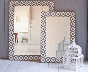 Cadre de miroir mural au design moderne incrustation de résine Cadre de miroir décoratif en bois et en résine élégant pour la décoration intérieure - Product Image 2