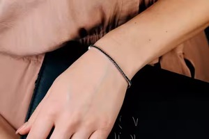 สร้อยข้อมือเทนนิสประดับเพชรสีดำสำหรับผู้หญิงสร้อยข้อมือทองคำขาวชุบทันสมัยกำไลเงินสเตอร์ลิงสร้อยข้อมือของขวัญ4Ct กลมสีดำ - Product Image 5