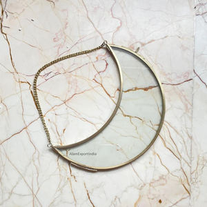 Meilleure qualité d'exportation prix raisonnable verre transparent suspendu cadre photo bordure en laiton finition or forme de lune montage mural bureau - Product Image 3