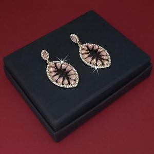 Kriaa Boucles d'oreilles pendantes en pierre de cristal plaqué or 1314614A Bijoux en cristal luxueux pour femmes - Product Image 1