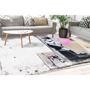 Tapis imprimé - Design unique de graffiti d'ange de Banksy, cadeau pour le couloir de bureau, tapis doux non tissé - Product Image 2
