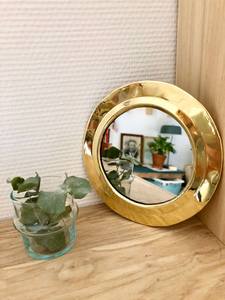 Marco de espejo de pared de aluminio dorado Ideal para la decoración del hogar de lujo Agregar un toque exclusivo a su entrada o espacio de sala de estar - Product Image 4