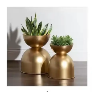 Macetas modernas de metal hechas a mano para exteriores en acabados dorados, plateados y negros que añaden un estilo atemporal y elegancia al hogar o al jardín - Product Image 2