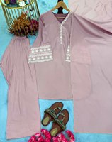 Nouveaux designs de salwar punjabi 2025 en satin naturel brodé, à manches longues, motifs aux couleurs vives, spéciaux pour les fêtes de Lahour