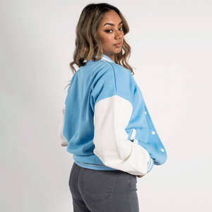 Veste de baseball personnalisée pour femmes, style varsity, manches longues, bomber avec épaules tombantes, vêtements de rue décontractés - Product Image 6