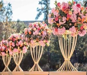 Vase à fleurs en métal d'inspiration vintage avec finition en cuivre texturé, idéal pour les intérieurs traditionnels et la décoration artistique - Product Image 1