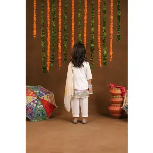 Conjunto de Traje de Algodón Blanco con Estampado de Girasoles para Mujer - Product Image 2