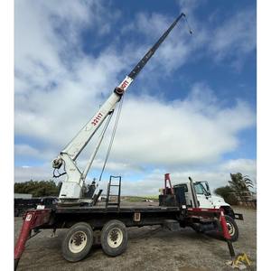 Grue à flèche Elliott 32117R d'occasion sur camion International, capacité de charge de 25 tonnes pour l'industrie de la construction - Product Image 2