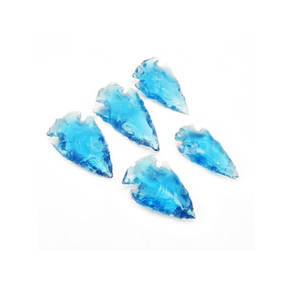 Colgante de punta de flecha de vidrio azul para joyería cónica hecha a mano en bruto - Product Image 1