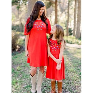 Robe brodée en coton à manches courtes et col rond - Product Image 1